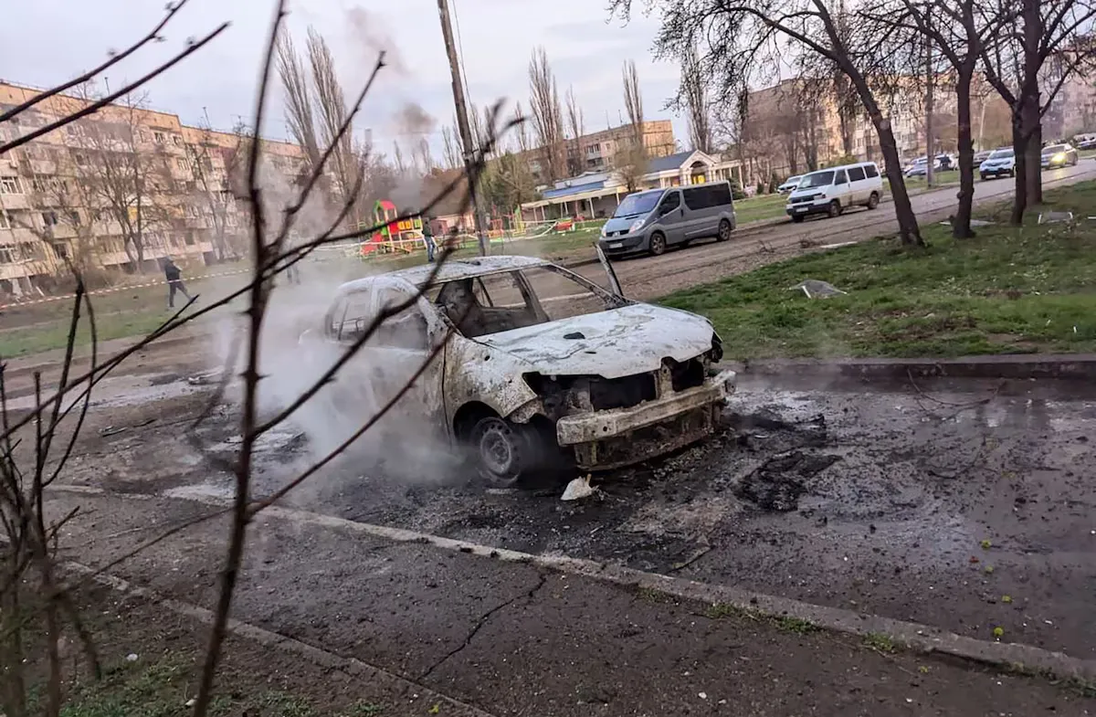 Місце ракетного удару в Кривому Розі, Україна, у п'ятницю.